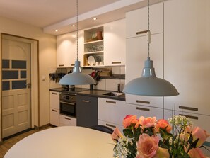 Réfrigérateur, four à micro-ondes, surface de cuisson, lave-vaisselle