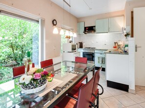 Refrigerador, microondas, horno, placa de cocina