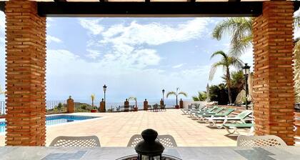 Lomakoti omalla uima-altaalla lähellä Nerjaa, josta on panoraaman��köala merelle