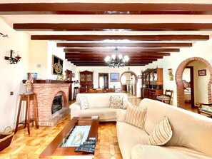 تلفزيون، مدفأة، مشغل دي في دي، ستيريو