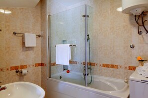 Kombinert dusj/badekar og hårføner