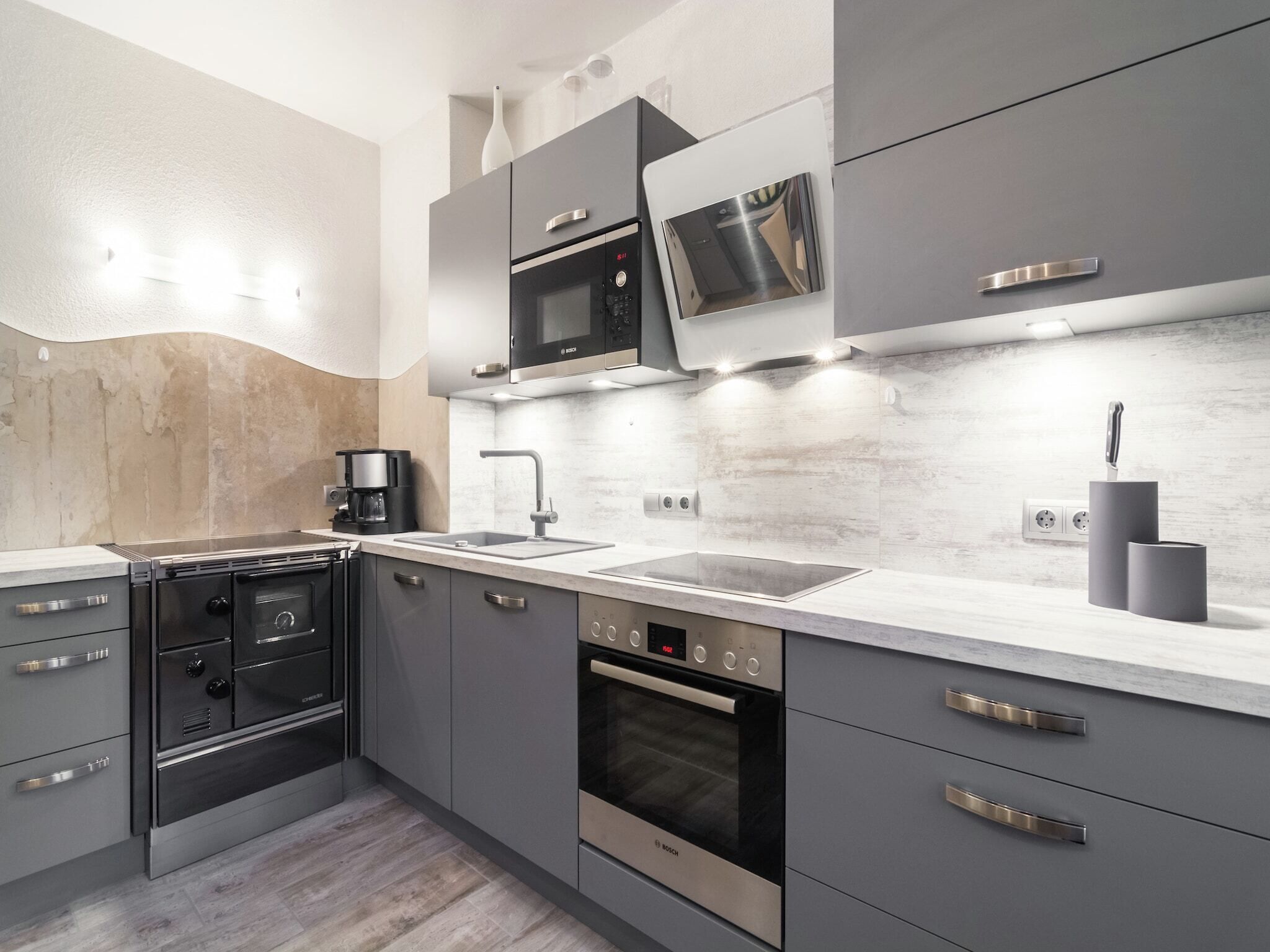 冷蔵庫、電子レンジ、オーブン、コンロ