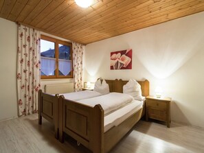 4 bedrooms, WiFi - Holiday Home in Rennweg near Ski Slopes (Rennweg am Katschberg)