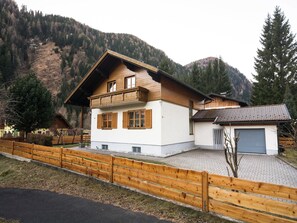Exterior - Holiday Home in Rennweg near Ski Slopes (Rennweg am Katschberg)