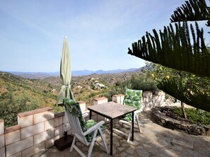 Outdoor dining - Villa Mariposa in Spain's Sunny Paradise (Arenas)