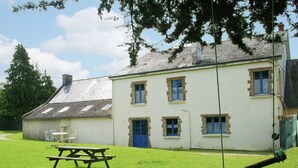 A building with a picnic table and swing set in a grassy area. - Wildlife Haven Near Le Pouldu (Clohars-Carnoet)