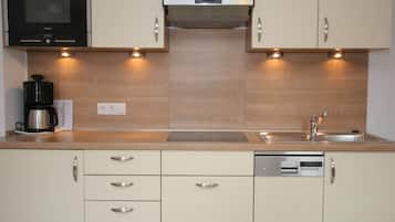Kühlschrank, Mikrowelle, Herdplatte, Geschirrspüler