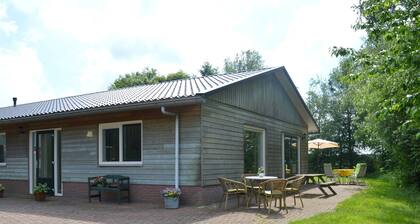 Lomamökki omalla kylpyhuoneella, näkymä niittyille, lähellä metsiä