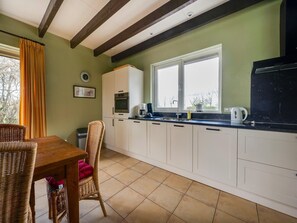 Fridge, microwave, oven, stovetop - Holiday Home Schoonoord near Kibbelkoele (Kibbelveen)