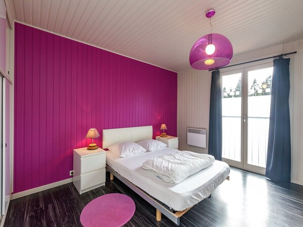 2 bedrooms, iron/ironing board, WiFi