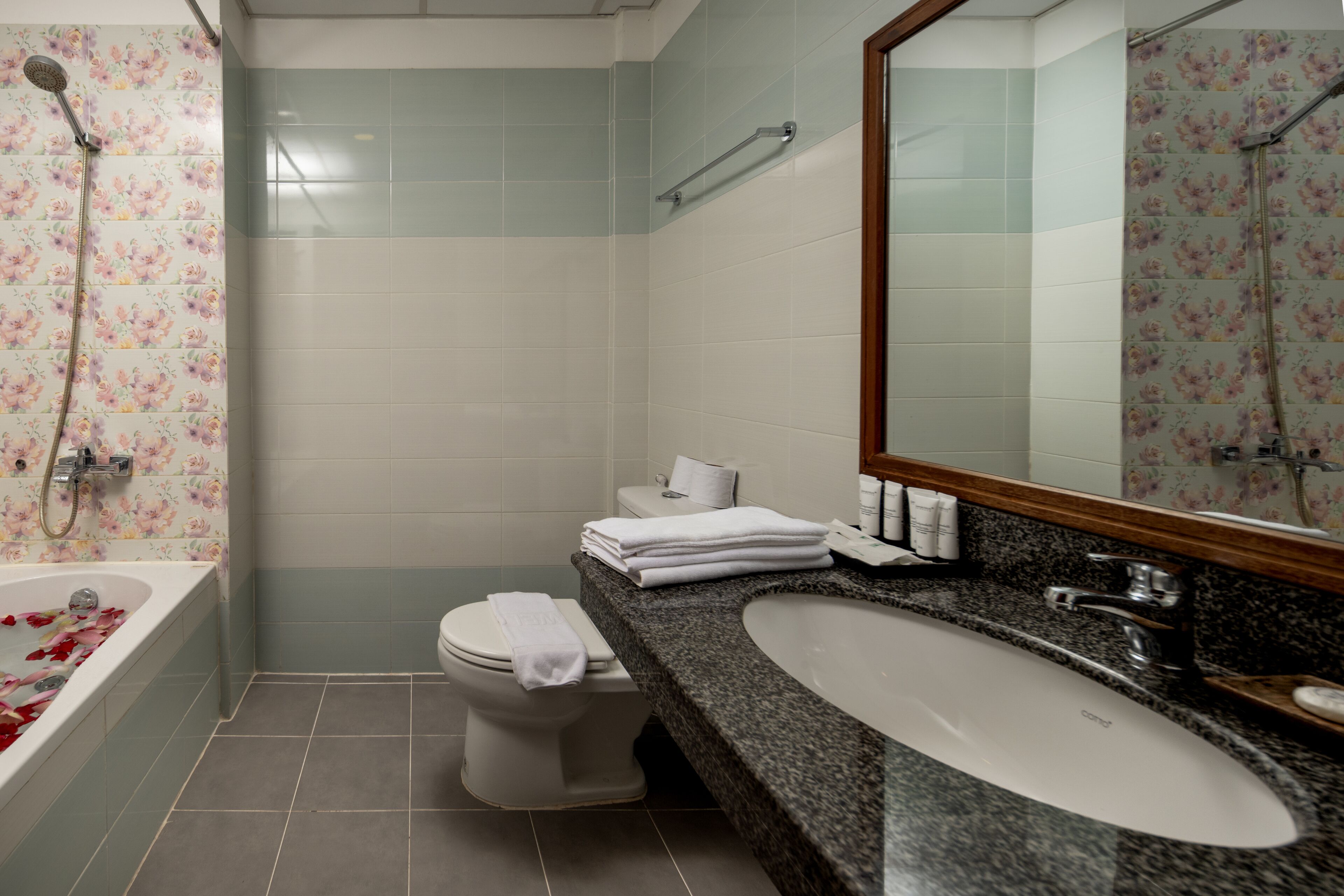 Une salle de bain avec une baignoire, des toilettes et un lavabo.