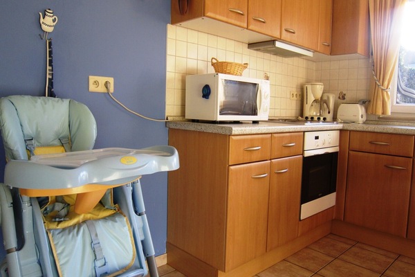 Een koelkast, een magnetron, een oven, een vaatwasser