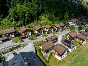 Un barrio residencial con varias casas, cada una con tejado inclinado y balcones de madera.