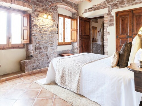 Remontoitu, viehättävä maalaistalo uima-altaalla, kauniin luonnon ympäröimänä.