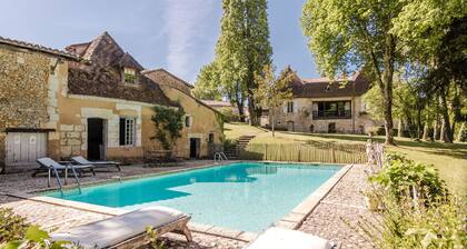 Näyttävä ylellinen huvila suuri yksityisellä tilalla, jossa uima-allas ja tenniskenttä.