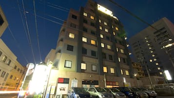 住宿正面 (夜晚)
