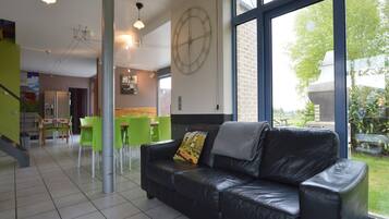 Fernseher, DVD-Player, Tischfußball, Tischtennisplatte