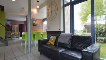 TV, lettore DVD, tavolo da calcetto, tavolo da ping pong