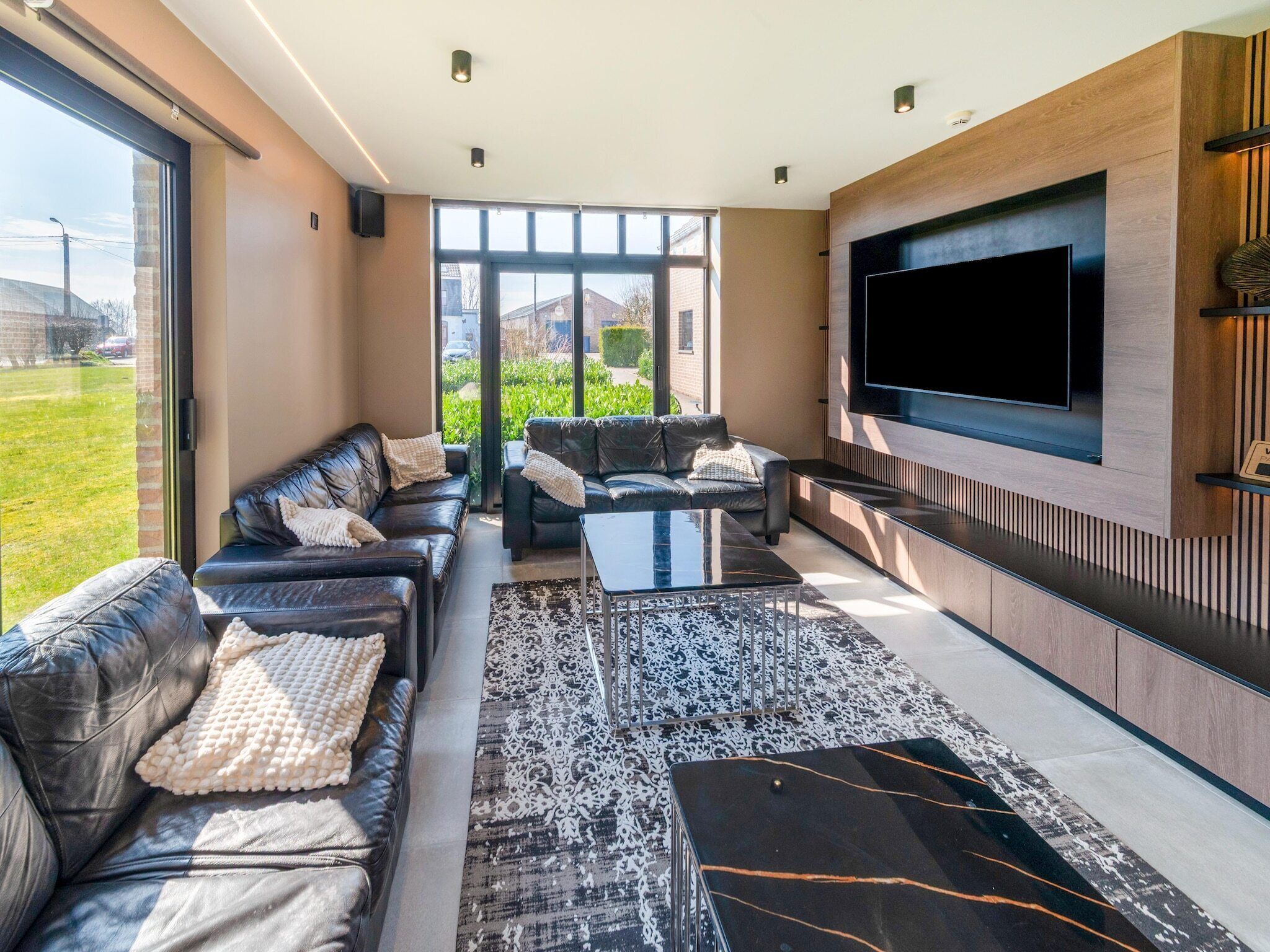 Televisión, reproductor de DVD, futbolito y tenis de mesa 