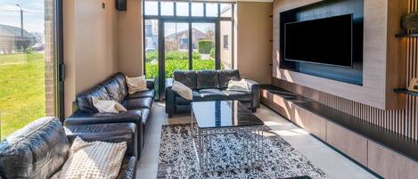 Televisión, reproductor de DVD, futbolito y tenis de mesa