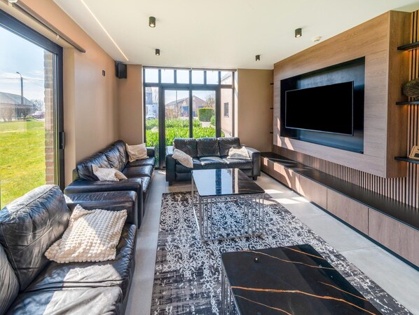 Fernseher, DVD-Player, TischfuĂball, Tischtennisplatte