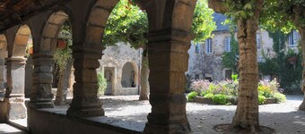Rustic Holiday Home in Saint-Geniez-d'Olt with a Garden