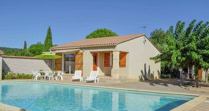 Kaunis, iso uima-allas, jossa on mukava loma!