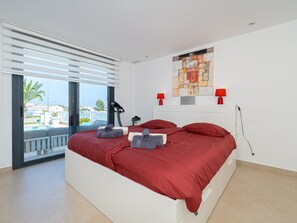 4 bedrooms, iron/ironing board, WiFi