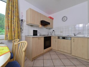 Fridge, microwave, oven, stovetop - Große Ferienwohnung in Willingen mit Balkon (Willingen)
