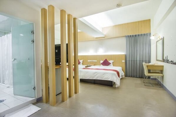 Deluxe Quadruple Room | Premium bedding, down comforters, blackout drapes, soundproofing