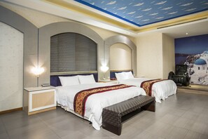 Standard Quadruple Room, Multiple Beds, Jetted Tub | Premium bedding, down duvets, minibar, individually decorated - MoonArea Business Leisure Motel (Douliou)