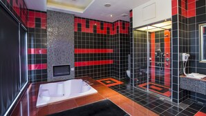 Exclusieve tweepersoonskamer, 1 kingsize bed, bubbelbad | Luxe beddengoed, donsdekens, een minibar, verduisterende gordijnen