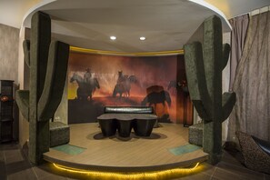 标准四人房, 多张床, 按摩浴缸 | 高档床上用品、羽绒被、迷你吧、特色装修