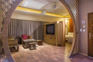 Classic Double Room, 1 Double Bed | Premium bedding, down duvets, minibar, individually decorated - MoonArea Business Leisure Motel (Douliou)