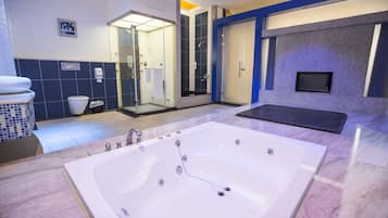 Ropa de cama de alta calidad, cubrecamas y minibar