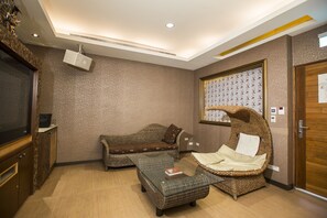 Exclusive Double Room, 1 King Bed, Jetted Tub | Premium bedding, down comforters, minibar, individually decorated - MoonArea Business Leisure Motel (Douliou)