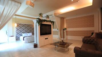 Exclusive Double Room, 1 King Bed, Jetted Tub | Premium bedding, down comforters, minibar, individually decorated