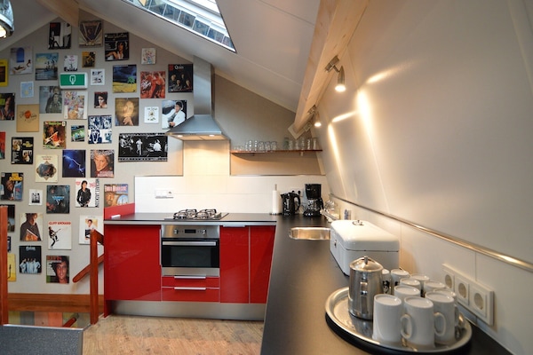 Jääkaappi, mikroaaltouuni, liesi, astianpesukone