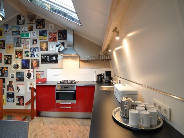 Jääkaappi, mikroaaltouuni, liesi, astianpesukone