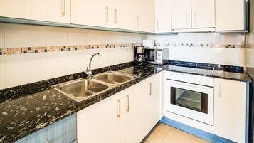 Een koelkast, een microgolfoven, een oven, een kookplaat