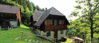 Kauniisti hiljainen vuoristokylä luonnon ympäröimänä Lavanttalissa