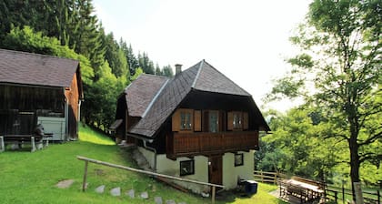 Kauniisti hiljainen vuoristokylä luonnon ympäröimänä Lavanttalissa