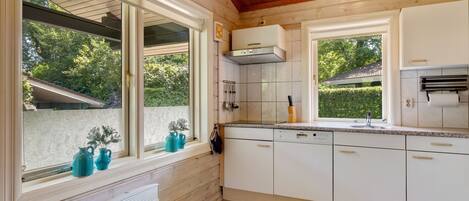 Réfrigérateur, micro-ondes, plaque de cuisson, lave-vaisselle