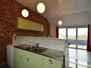 Micro-ondes, four, lave-vaisselle, cafetière/bouilloire