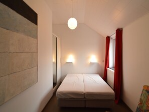 3 bedrooms, WiFi - Stylish Duplex with Sauna (Clavier Station)