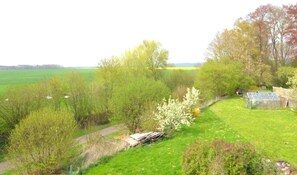 Property grounds - Stylish Duplex with Sauna (Clavier Station)