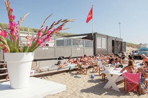 Outdoor dining - Holiday Home in Schoorl with Fenced (Schoorl)
