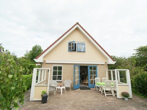Outdoor dining - Holiday Home in Schoorl with Fenced (Schoorl)