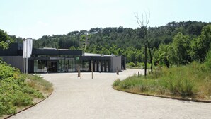 Un bâtiment moderne doté d’une façade en verre et d’une enseigne indiquant « buitencentrum ».