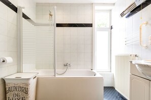 Baignoire, sèche-cheveux